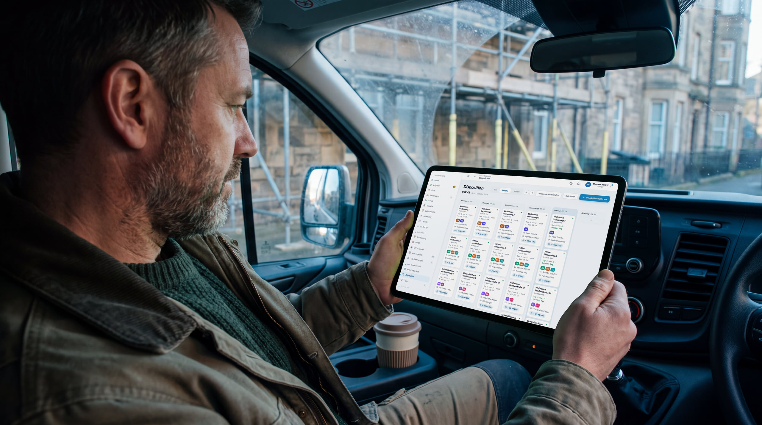 Chef plant im Transporter auf dem Tablet die Disposition